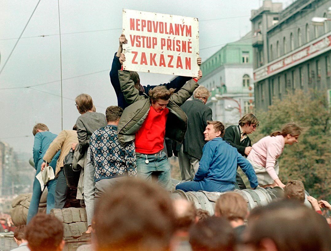 Чешский студент с плакатом "Посторонним вход строго запрещен".