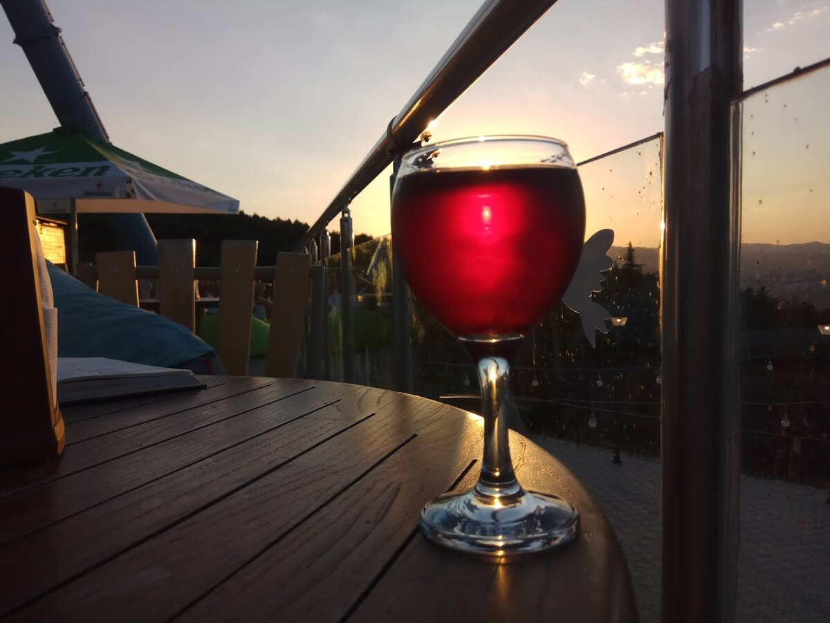 Мтацми́нда (груз. მთაწმინდა — Святая гора) — гора в Тбилиси, часть Триалетского хребта. На склоне горы находится церковь Святого Давида (Мама-Давити). По преданию, подвижник поселился здесь в VI веке. В XIX веке на месте его молельни была построена каменная церковь. 

