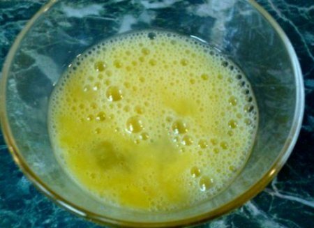 Шаг 1 Яйцо взбиваем вилкой, солим.