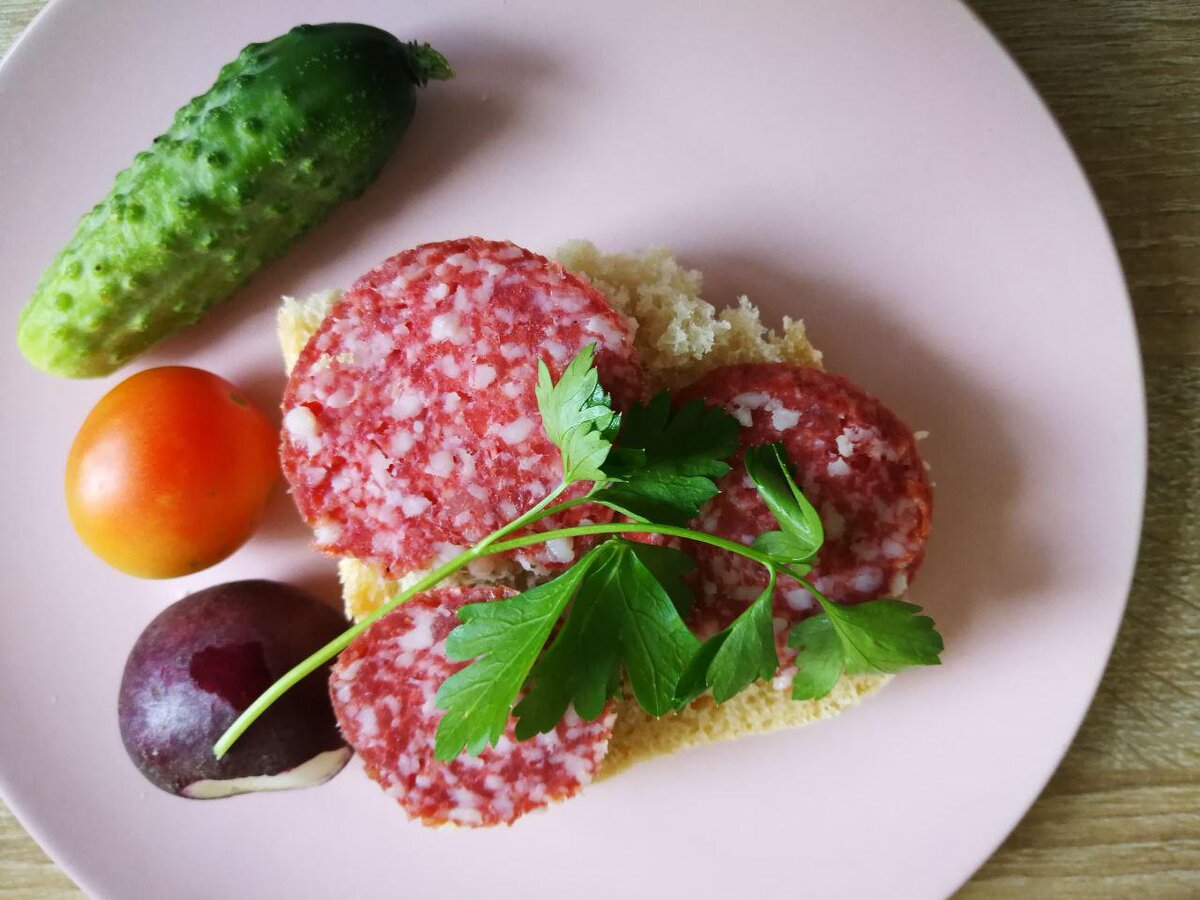 А это уже домашний перекус - хлеб можно было заменить хлебцем, а колбасу - сыром. Правда же?