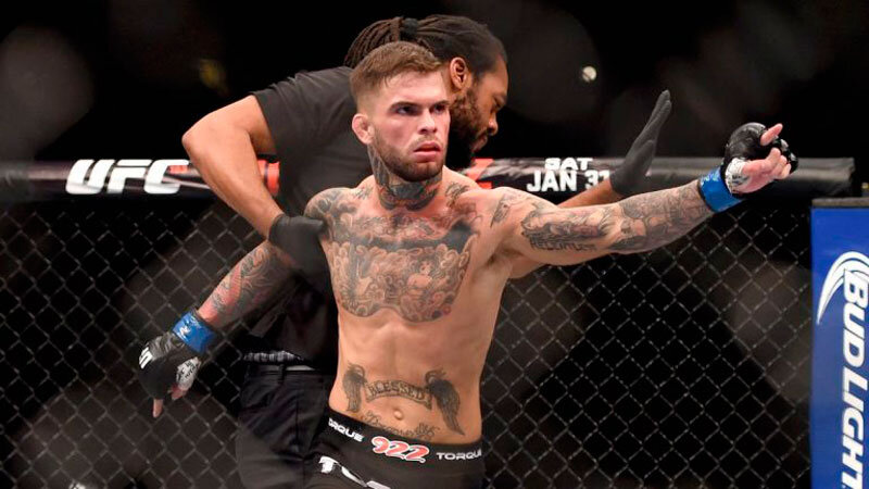 Невероятный рассказ поведал бывший чемпион UFC в легчайшем весе Коди Гарбрандт о попытке суицида. На данный момент Коди 27 лет, у него есть жена и маленький сын, которых он невероятно любит и проводит все свободное время с ними. 