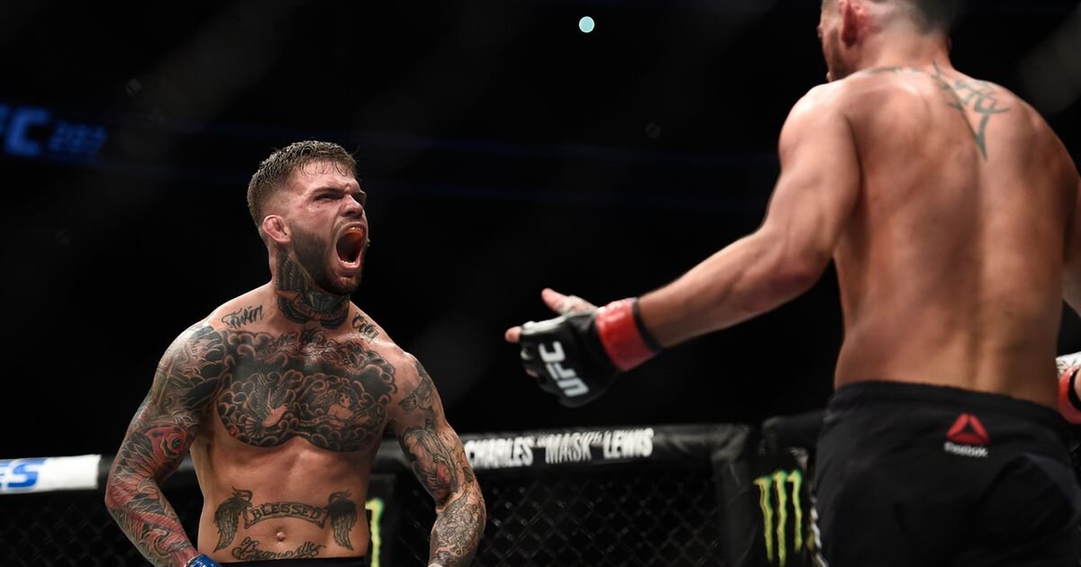 В своем интервью Коди рассказывает о том, что после окончания средней школы он начал употреблять наркотики и пытался покончить с собой. Его старший брат Зак, успел остановить юного Коди от непоправимой ошибки.