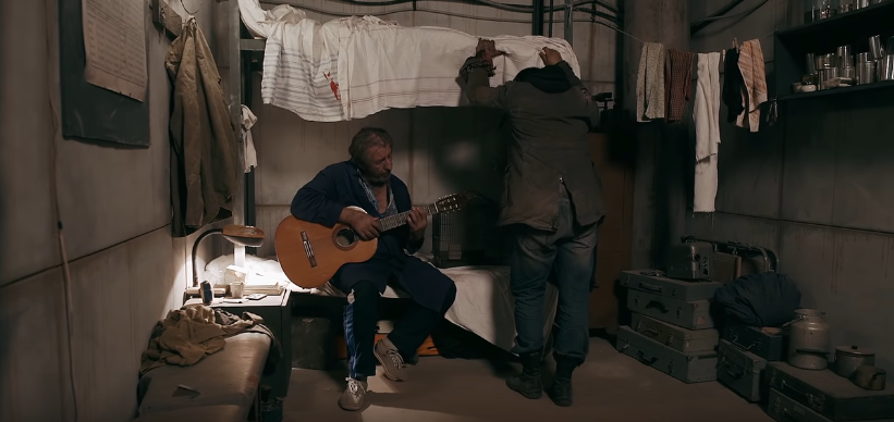 Всем любителям игры Сталкер фильм должен обязательно понравится, монстры, бункер, упоминание о лаборатории x-18, гитара и многое другое что является частью мира игры.  