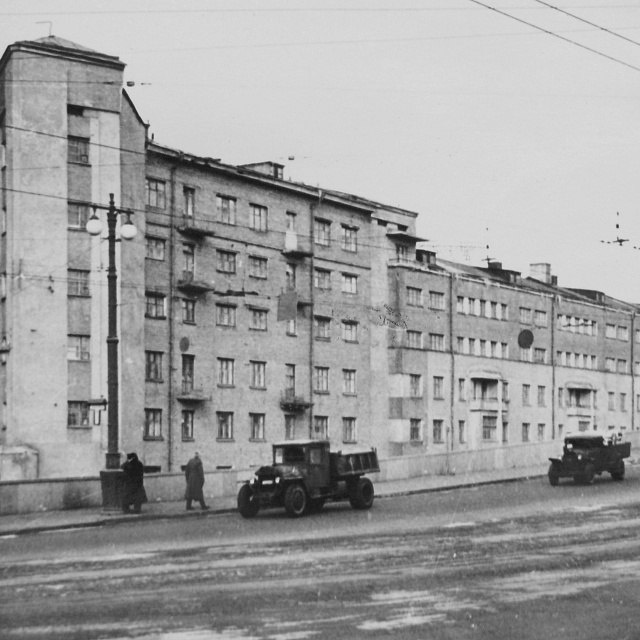       На острове между рекой Москвой и Водоотводным каналом стоит бежевый пятиэтажный дом. Этот, с виду обычный советский дом, целых два раза попал в историю. Первый раз в 1937 году, второй раз ровно через 30 лет, в 1967. 
 Дом был построен в 1929 году. Он стоял буквой Г, длинная её «ножка», длиной 88 метров, шла вдоль Нижней Краснохолмской улицы, а короткая, длиной 44 метра – вдоль Садовнической. Краснохолмская улица в то время выходила на старый Краснохолмский мост, и в 1937 году, когда все старые мосты заменяли, Новый Краснохолмский мост должен был пройти на месте длинной секции жилого дома. Было два выхода, либо сносить дом, либо… передвигать. Ломать жалко, дому всего 8 лет, а вот второй вариант куда интереснее, ведь к тому времени в Москве уже 2 года существовал проект по передвижке зданий. До этого пробовали передвигать только небольшие здания, не более двух этажей. А тут огромный пятиэтажный дом, который нужно было разделить на две части, длинную ножку передвинуть на несколько десятков метров, кроме этого повернуть на 19 градусов. Кроме всех этих сложностей ещё и грунты нестабильные, топкие. Но главный инженер треста Э.М. Гендель, настоял на передвижке, и начальник участка вынужден был уволиться. Передвигали дом на катках, которые ехали по 37 рельсам. Процесс прошёл успешно, дом переехал на новое место за неделю, причем жителей даже не отселяли, и в доме работали временные коммуникации – газ, электричество, вода, радио. После передвижки длинную и короткую ножки дома соединили новым шестиэтажным корпусом. И следующие 30 лет жители дома не знали бед. 
 
Вторая история - трагическая, она произошла в 1967 году. За несколько дней до нового года, 25 декабря, в доме произошёл мощный взрыв. Погибло 147 человек – все жители трёх верхних этажей. Тогда везде объявили, что это был взрыв газа. Но для взрыва газа было уж очень много странностей и необъяснимых вещей. Например, очевидцы утверждают, что три верхних этажа дома сначала взлетели вверх, на долю секунду зависли в воздухе, и только потом рухнули вниз. Некоторых жителей верхних этажей дома, в том числе и уцелевшей короткой «ножки» выкидывало на землю, и они отделывались лишь лёгкими ушибами. Одну женщину выкинуло с балконом на Садовое кольцо, и она выжила. То есть всё выглядело так, как будто в момент взрыва исчезла гравитация. И на этот счёт есть предположение у геофизиков: в этом месте произошёл выброс энергии из разлома в земной коре, или т.н. гравитационный взрыв. Интересно, что это уже третье здание на этом месте, которое взрывалось. И долгое время на месте разрушенной секции ничего не строили, только в 2000-е годы был построен офисный центр. Если зайти в его двор, можно увидеть торец длинной «ножки» дома 77, он выглядит, как неправильный многоугольник. Это всё, что напоминает о загадочной трагедии.