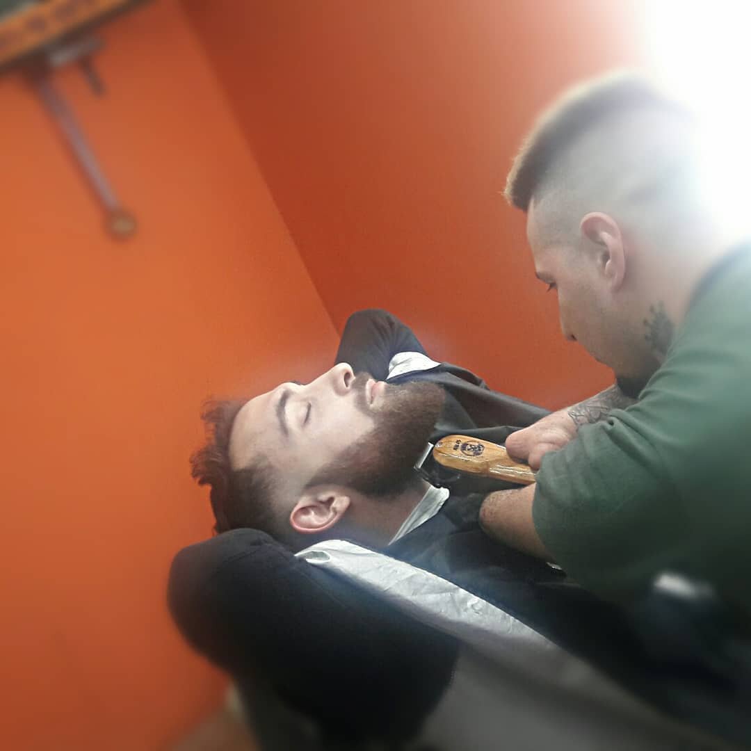 Габриэль одинаково хорошо справляется и с машинкой, и бритвой. Фото: Instagram