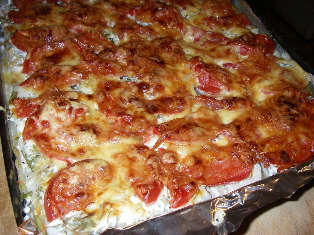 Треска запеченная с помидорами и сыром. Рыба под сыром в духовке. Горбуша в духовке с помидорами и сыром и майонезом. Филе минтая с сыром и помидорами. Рыба запеченная с помидорами.
