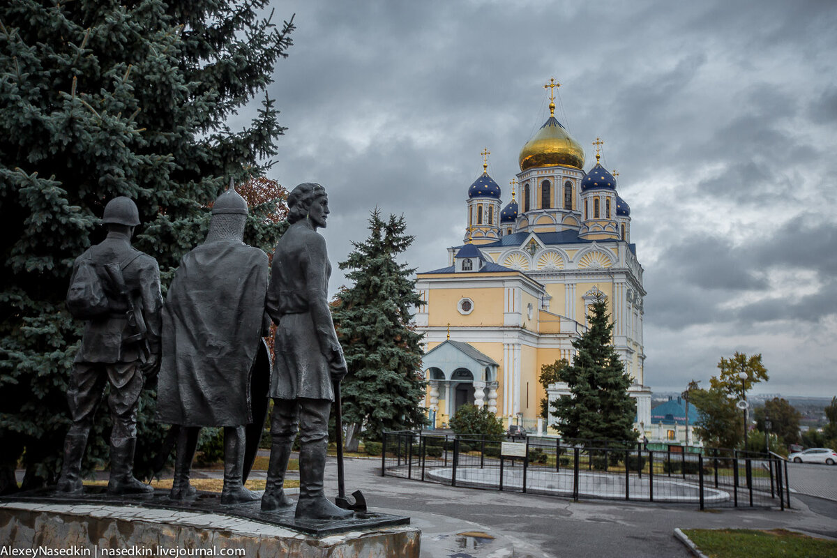 1. Ельчане очень гордятся своим городком. И, как выясняется, не зря - ведь он он на целый год старше Москвы! Разве не повод для гордости? Да и виды здесь, если приглядеться - умиротворяющие (см. заглавное фото). Атмосфера - обволакивающая, амбиентная. В общем, не знаю, как у других заезжих гостей - у меня первые ощущения сложились именно такие. А на этом снимке представлена главная архитектурная доминанта городка - Вознесенский собор, возведённый в 1889 году по проекту самого К.А. Тона.

