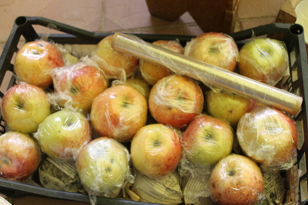 сохранить яблоки в пищевой пленке