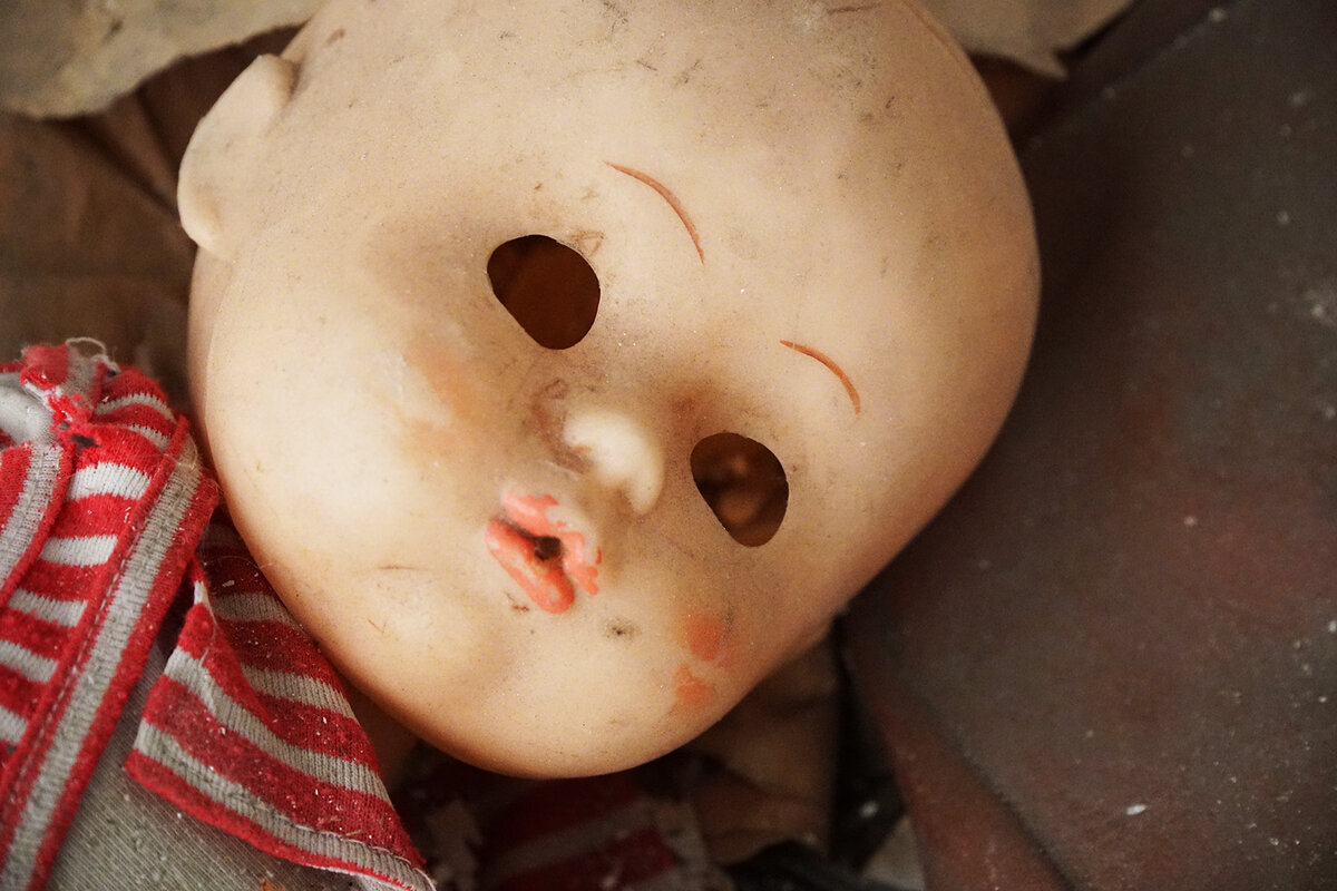 В Кадыкчане теперь всё с пустыми глазницами – и куклы, и дома
