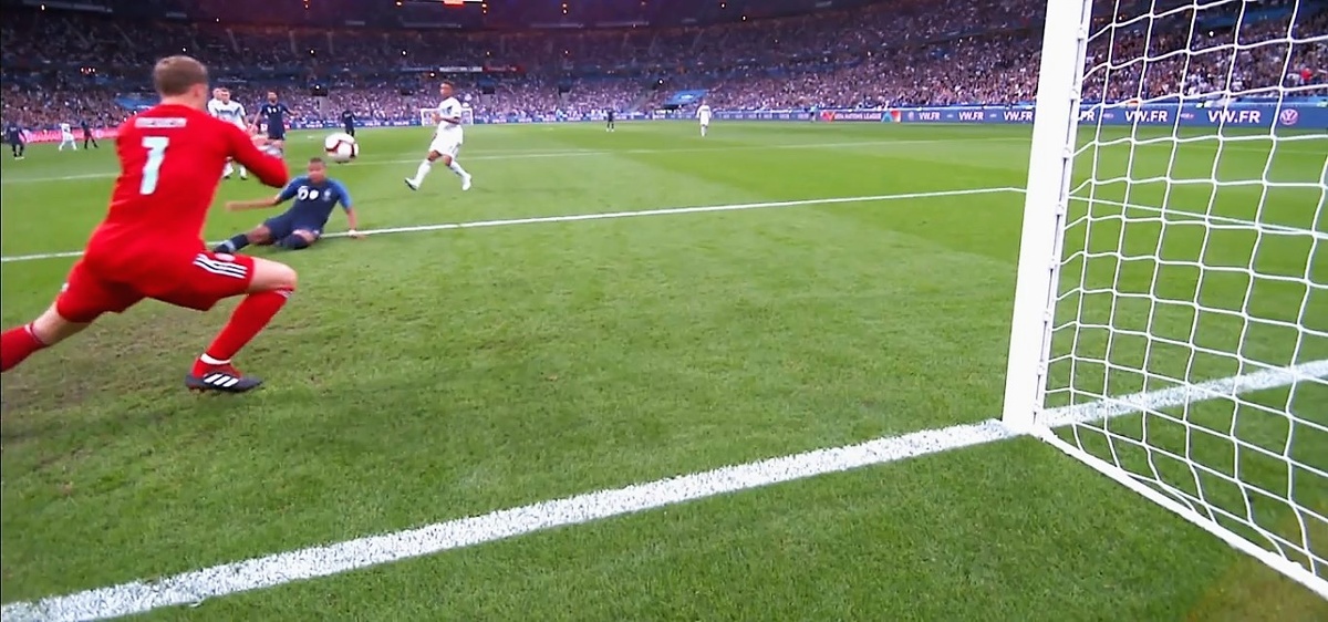 40 минута. Заброс на Мбаппе. Киллиану не хватило сантиметров.