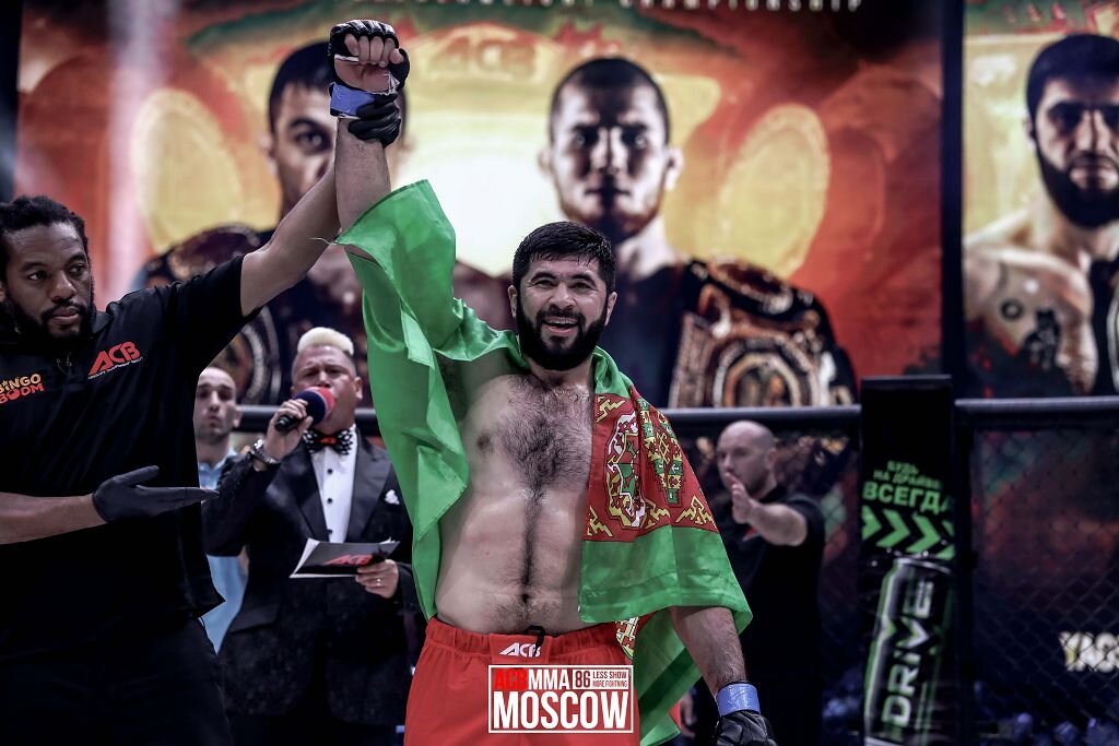 Яркий момент выигрыша Чемпионского боя Довлетджана Ягшимурадова над  Батразом Агнаевым 