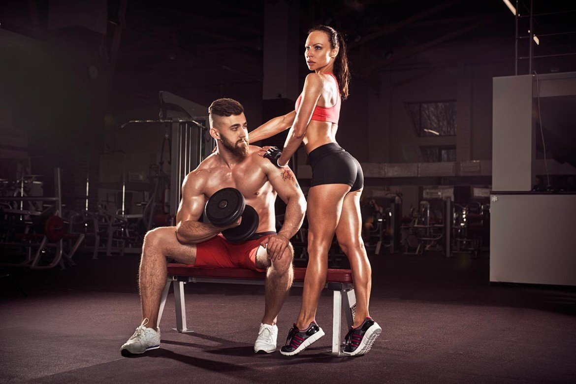 Спортзал парни и девушки. Спортивные пары. Девушка и фитнес. Спортивные мужчина и женщина. Фитнес фотосессия.