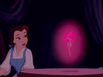 Роскошная роза под стеклянным колпаком влияет на сюжет, отсчитывая оставшееся время 