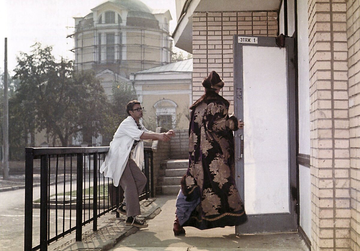 Начнём с жилплощади. Общий вид дома снимали на улице Новокузнецкая. Кадр из фильма «Иван Васильевич меняет профессию» (1973). Скриншот. Источник - YouTube.