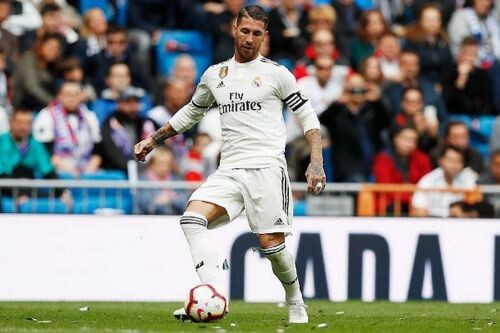 В заявку «Реал Мадрид» на выездной матч 12-го тура Ла Лиги против «Сельты» тренерский штаб Сантьяго Солари включил 19 человек. В составе команды по-прежнему присутствует игрок «Кастильи» Хави Санчес, пропустят встречу в Виго Марсело, Рафаэль Варан, Хесус Вальехо, Дани Карвахаль, Маркос Льоренте и Мариано Диас.