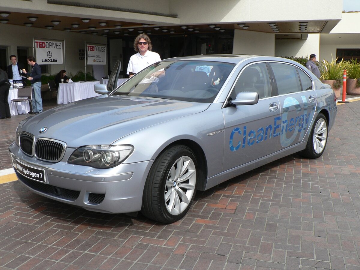 BMW Hydrogen 7 с водородным двигателем внутреннего сгорания автор фото: Sachi Gahan from San Francisco, USA - BMW Hydrogen 7 at TED 2007, CC BY-SA 2.0, https://commons.wikimedia.org/w/index.php?curid=2890436