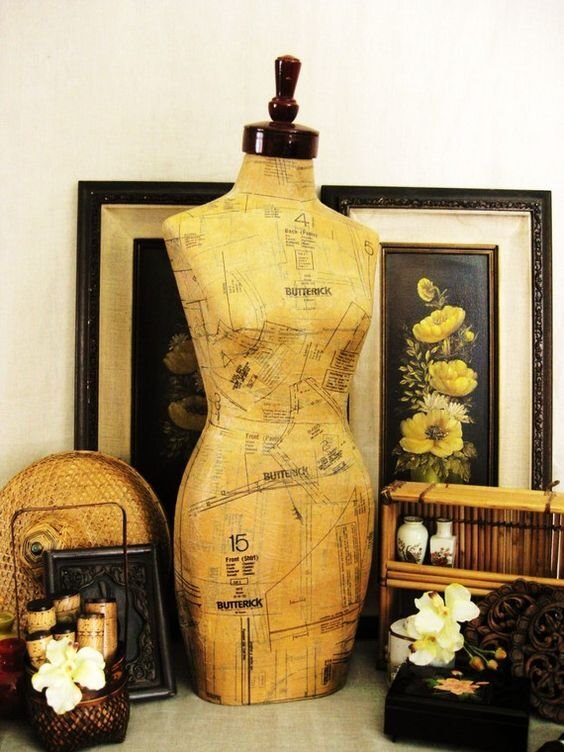 Классический фиксированный манекен используется для оформления торговых залов