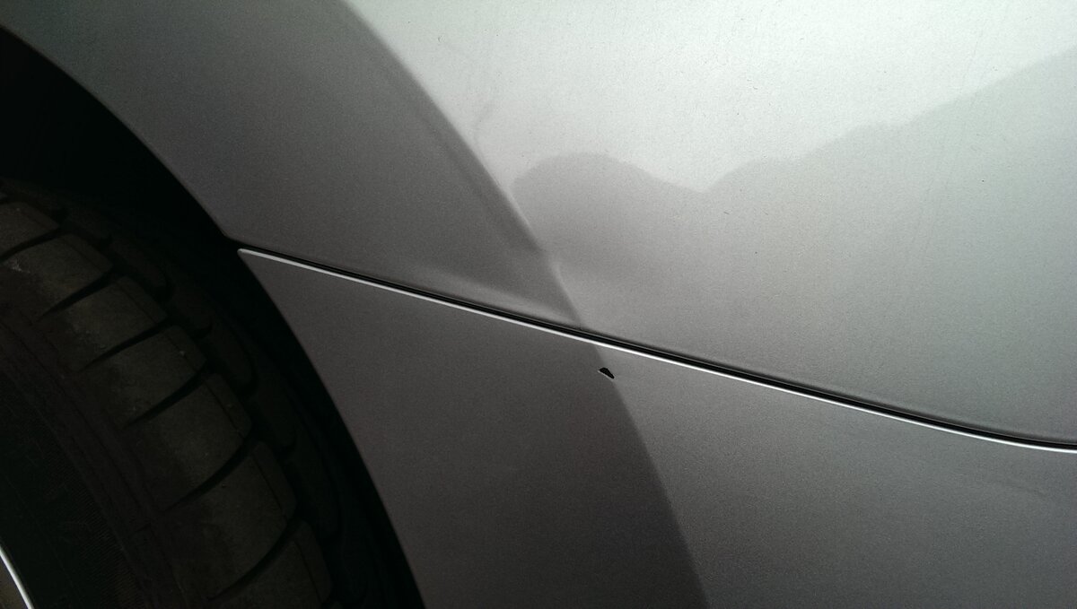 Это первый случай, задели по касательной, помяли крыло и срезали краску с бампера, было это ночью, не нашел ни одного свидетеля, камер нет, ничего нет, вызывать ДПС тогда не стал.