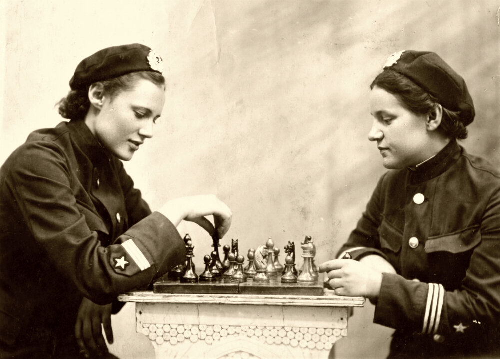 Медсестры Керченской военно-морской базы играют в шахматы в свободное от службы время.