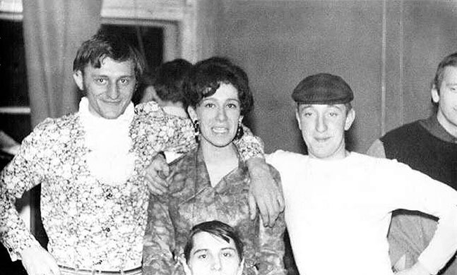 Музыканты группы "Фламинго" и некая Жанна Жук, которая устраивала группе подпольные концерты.  Фото из архива Андрея Бурлаки