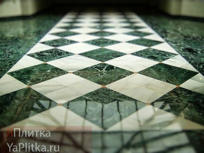 Полы из мрамора или натурального камня сразу бросаются в глаза из-за яркости красок и природного магнетизма