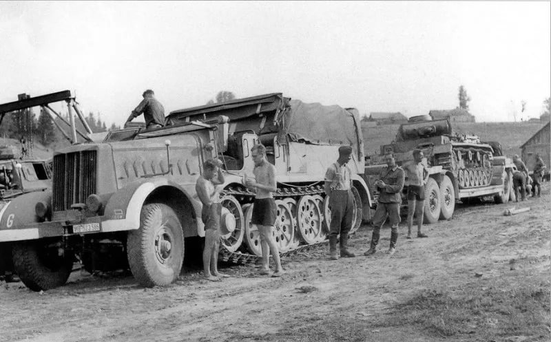 Колесно-гусеничный тягач с тралом для эвакуации танков.