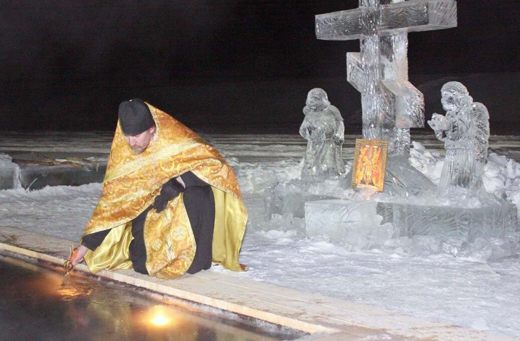 Крещенскую воду пьют во время болезни, ей залечивают раны и ожоги.