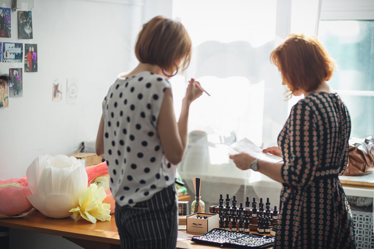 А вы когда-нибудь задумывались, как вы выбираете духи? Чтобы было понятней, что я имею в виду, расскажу про один эксперимент. 
Однажды группе женщин предложили продегустировать разные духи. Все они были разлиты в одинаковые флакончики (для чистоты эксперимента). Один из ароматов, условно назовем его "Х", был предложен дважды.

В первый раз наш "Х" предложили послушать, не представляя его заранее, не вдаваясь в подробности и характеристики аромата. Почти всем до одной участницам он пришелся по вкусу и они с удовольствием описали свои ощущения и поделились чем именно аромат им понравился.

Во второй раз, прежде чем "Х" начали дегустировать, всем объявили его название, рассказали легенду создания, нюансы парфюмерной композиции... И....ТАДАМ! Аромат раскритиковали в пух и прах, буквально морщили носики и рассказывали почему он им не нравится. Каждый пытался "унюхать" и найти в аромате прежде всего свои ассоциации с его названием.

МОРАЛЬ СЕЙ БАСНИ: часто мы вибираем парфюм, ориентируясь совсем не на те ценности! Мы выбираем БРЕНД, НАЗВАНИЕ, РЕКЛАМНЫЙ ОБРАЗ, ЦЕНУ, забывая, что в духах самое главное это - АРОМАТ.