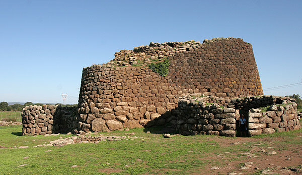Фото с https://ru.wikipedia.org/wiki/%D0%9D%D1%83%D1%80%D0%B0%D0%B3%D0%B8#/media/File:Nuraghe_Losa.jpg