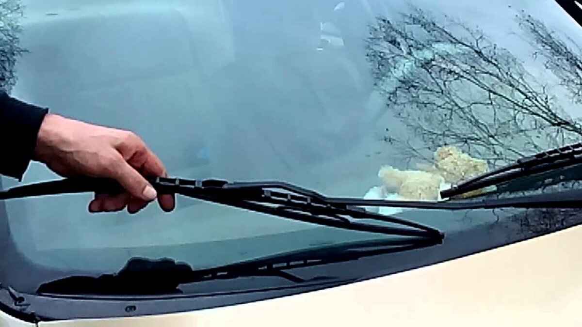 Пропускают дворники. Wiper Blade дворники. Windscreen Wipers car. Kia Venga Windshield Wipers. Car Windshield Wiper