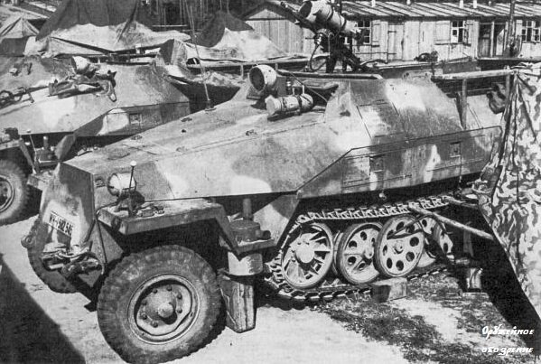                      Бронетранспортеры SdKfz 251, принадлежащие Kampfgruppe Uhu