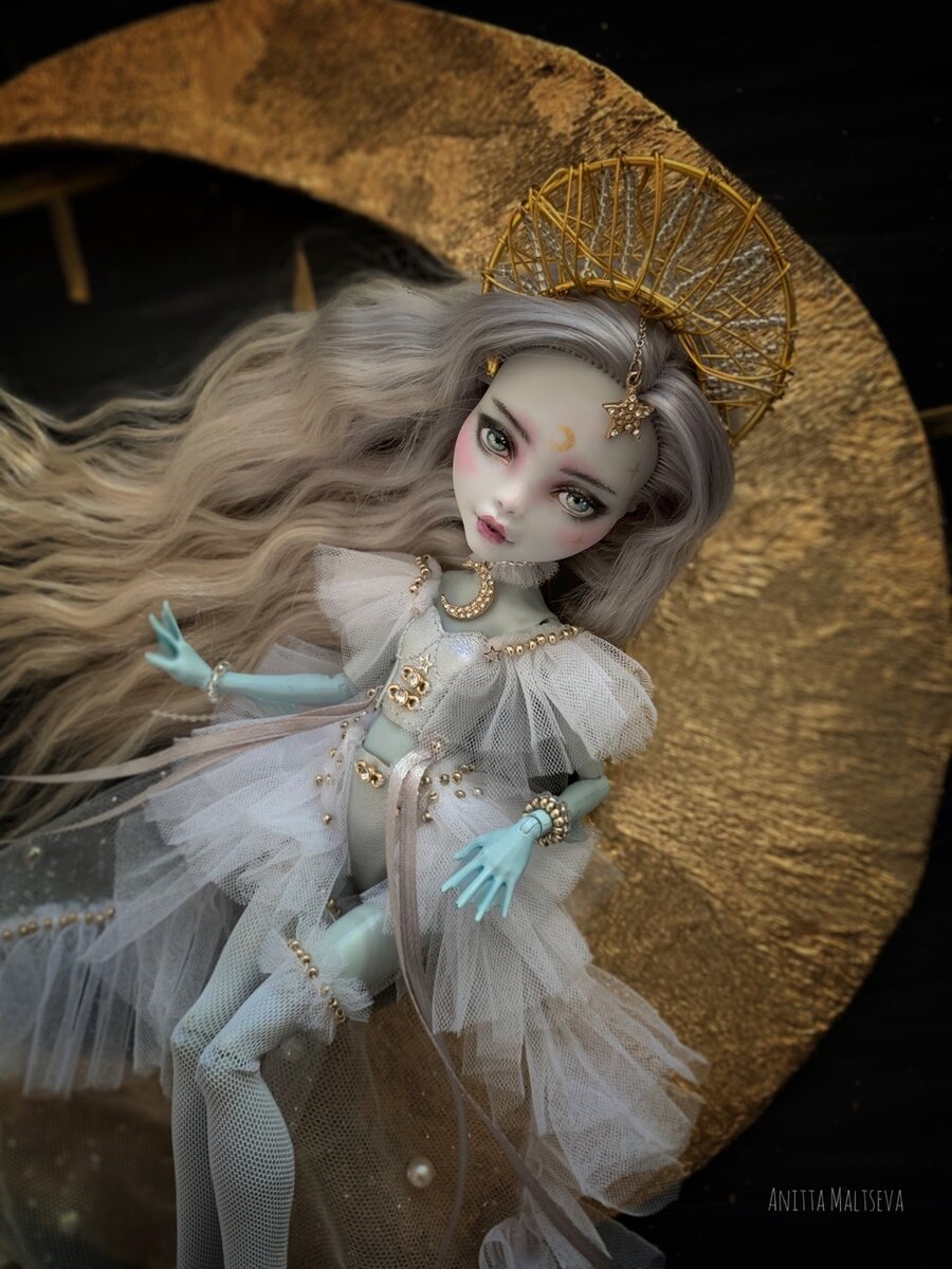 Луна. Листай, чтобы увидеть больше фото!