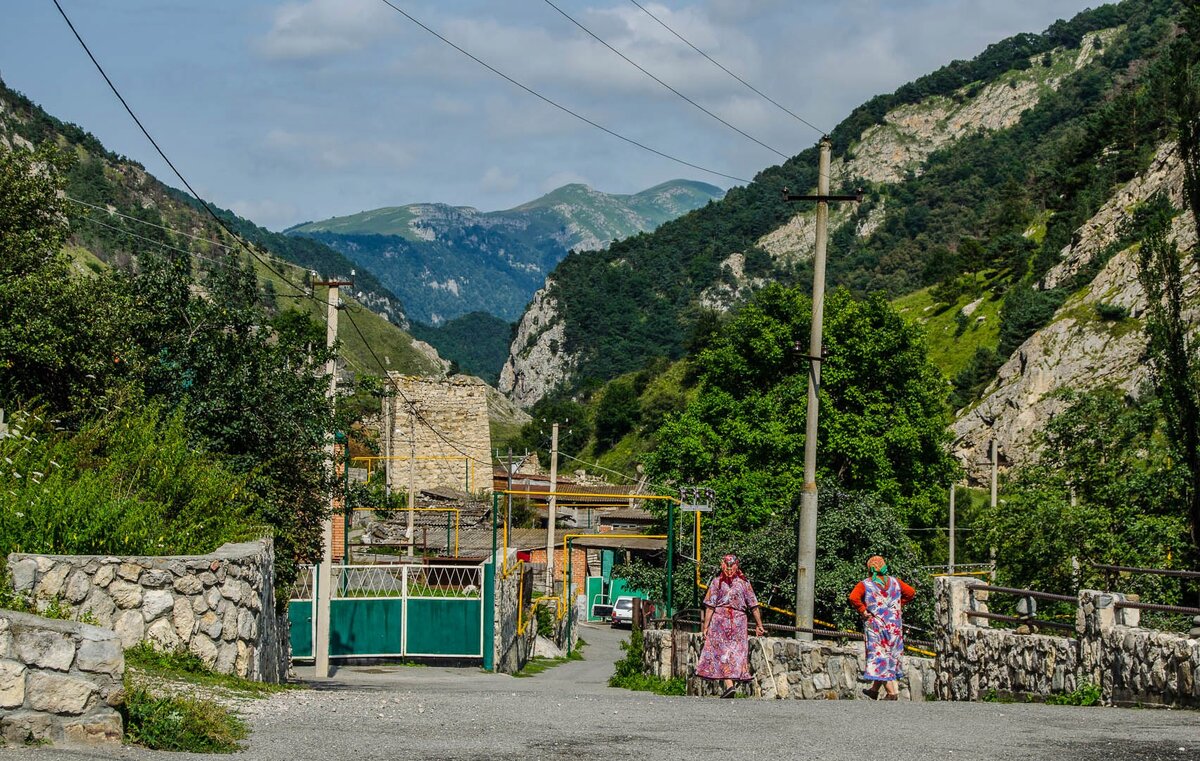 По дороге смотрели на маленькие поселения, святые места и старинные крепости.