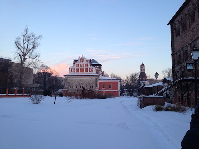 
Если бы Симонов монастырь не взорвали в 1930 году, то он потягался бы за первенство в столице и с Донским и Новодевичьим. Не только давней, с XIV столетия, историей, в которой фигурируют и Сергий Радонежский, и Дмитрий Донской, и Кирилл Белозерский, и первый российский патриарх Иов, и цари Алексей Михайлович и Федор Алексеевич, и Карамзин, и Веневитинов, и Аксаков. Всего не перескажешь… Здесь был величественный, преисполненный мощи и силы, архитектурный ансамбль с древним пятиглавым собором, пятью крепостными башнями, высоченной колокольней по проекту Константина Тона. Одних храмов в монастыре было шесть.