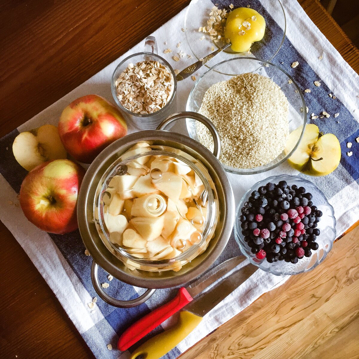 Овсянка с фруктами и орехами