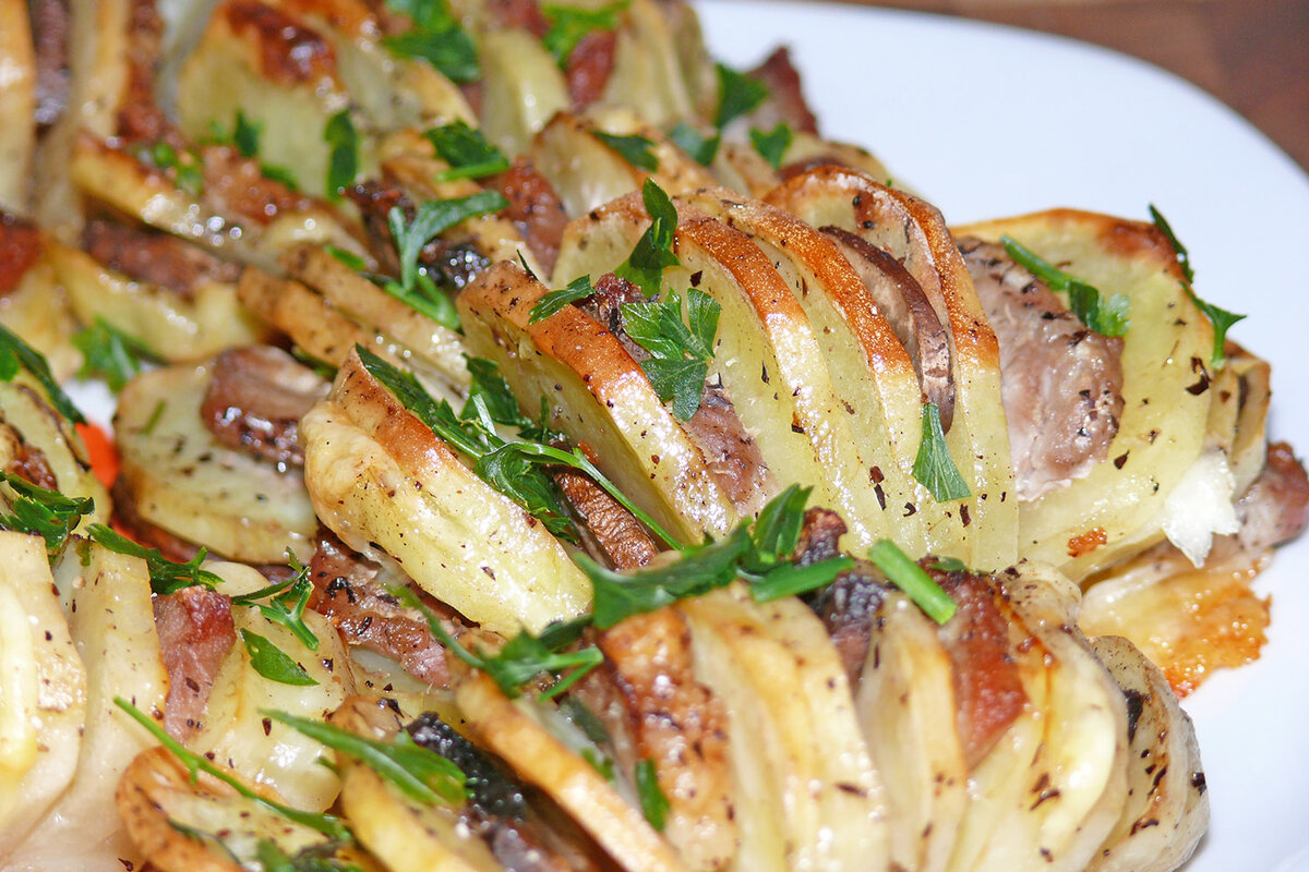Рецепт слоеной картошки с мясом. Картошка в духовке. Картошка с баклажанами в духовке. Картошка гармошка. Картофель с кабачками в духовке.