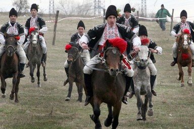     Сегодня на нашей улице праздник (в прямом смысле). Праздник Тодоров день ежегодно проводится на окраине города, а так как наш дом на окраине, то и праздник проводится у нашего дома.
