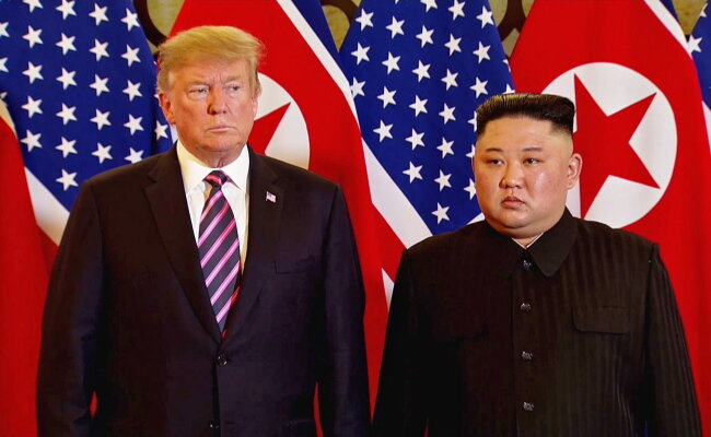 Видеоролик показывает  президента США Дональда Трампа (слева) и лидера Северной Кореи Ким Чен  Ына во время второго саммита США-Северная Корея в Ханое, Вьетнам, 27  февраля. (EPA-Yonhap)
