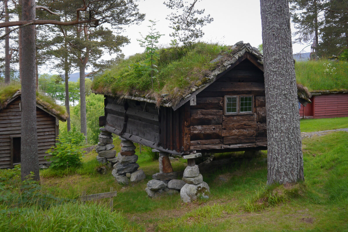 Каменная избушка в горах