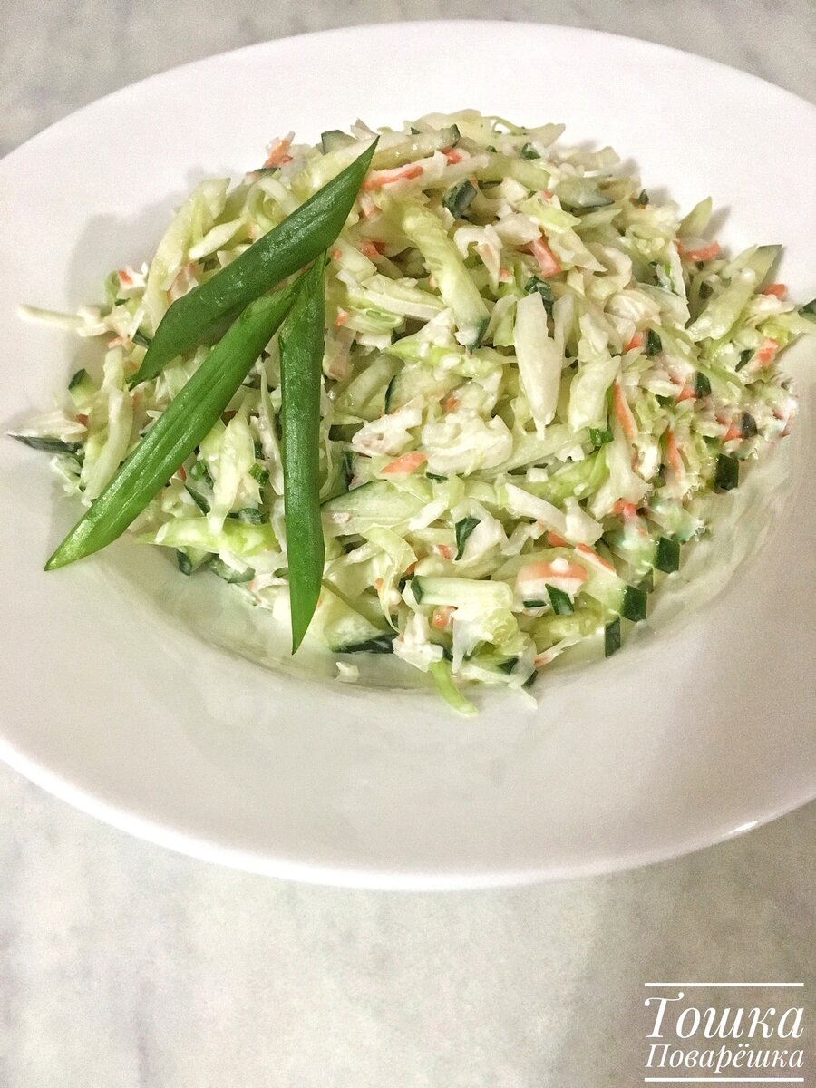 Чука с крабовыми палочками и огурцами