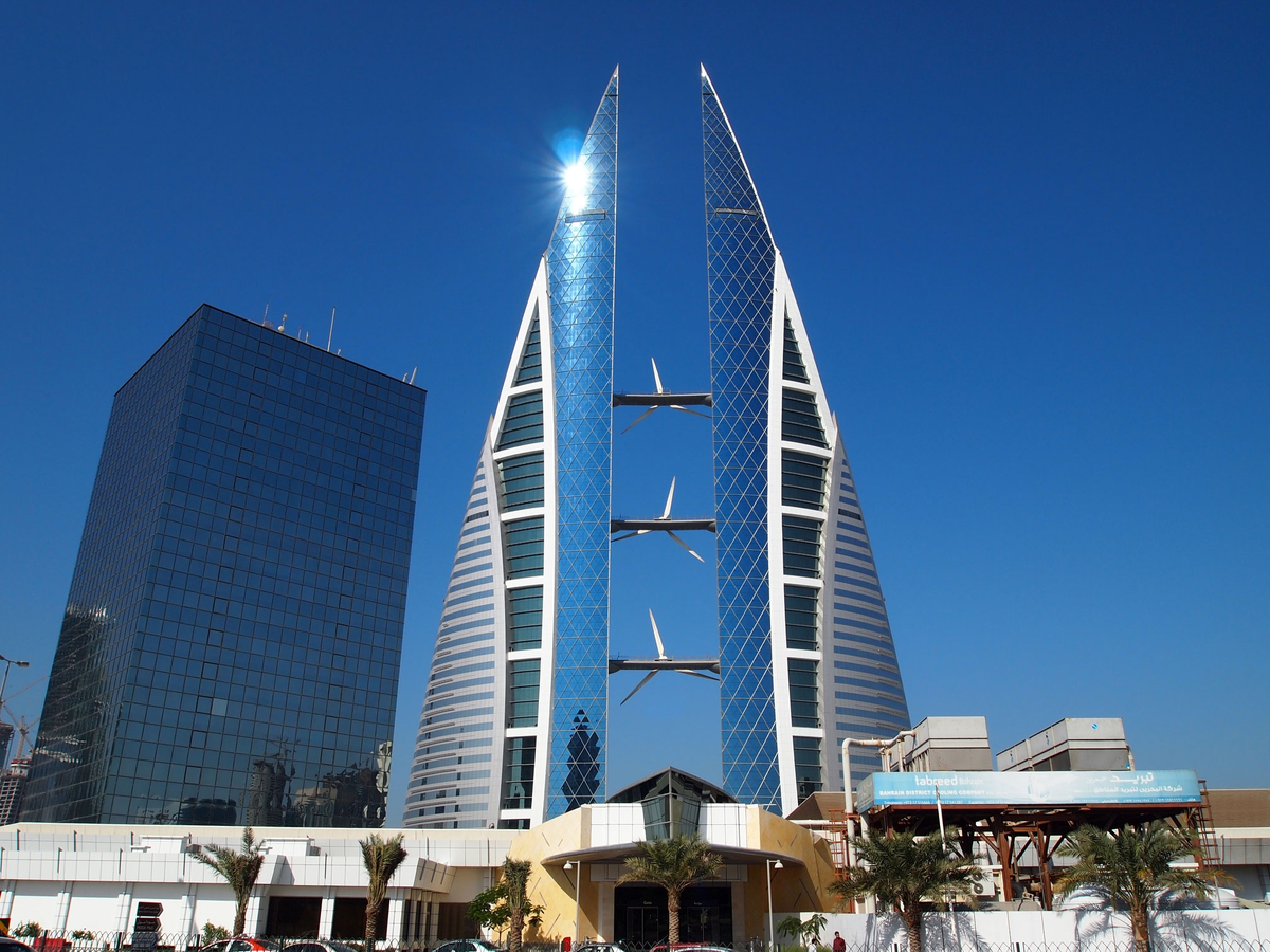 2 здания. Бахрейнский Всемирный торговый центр Бахрейн. Bahrain World trade Center Манама Бахрейн 2008. Здание Всемирного торгового центра Бахрейна в Манаме. Международный торговый центр, Манама, Бахрейн.