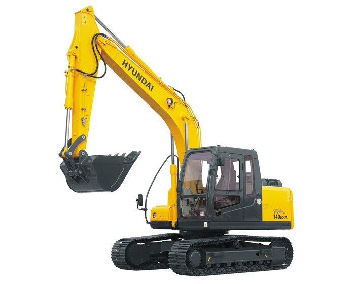 Скорость работы и надежность строительной техники – залог успеха любой компании. Гусеничный экскаватор Hyundai R140LC-7 эксплуатационной массой в 14 тонн хорошо зарекомендовал себя для решения разного рода задач: от рытья траншей до разработки карьеров. 
Модель разработана с учетом особенностей условий, в которых ее эксплуатируют. Капот двигателя открывается широко, интервалы технического обслуживания увеличены максимально, а точки обслуживания расположены в легкодоступных местах.

Корейский производитель постоянно стремится к облегчению труда строителей и обеспечению комфортной работы. Данная модель служит доказательством этому утверждению.

Однако даже самая надежная техника нуждается в своевременном и качественном обслуживании. При этом важно заказать запчасти для нее в проверенной компании.

Найти запчасти для экскаватора Hyundai R140LC-7 можно на нашем ресурсе. Мы предлагаем купить запчасти для спецтехники в Новосибирске. В нашем магазине представлены только качественные запчасти для экскаваторов Хендай.

Основные технические характеристики и особенности 

Простота смены навесного оборудования и наличие дополнительных гидравлических линий обеспечивает эксплуатацию техники практически в любых условиях.

Емкость ковша варьируется от 0,23 до 0,71 куб.м. Глубина копания достигает 5600 мм. Максимальная высота, на которой производится разгрузка ковша – 6080 мм. Скорость поворота платформы – 13,6 м/с. Все это позволяет наполнять кузова грузовиков быстро и с небольшим просыпанием.

На эту модель устанавливают 4-хцилиндровый дизельный двигатель Cummins объемом 3900 см3 с мощностью 113 л.с. Надежность этого силового агрегата проверена многолетним опытом работы.

Максимальная скорость – 5,3 км/ч. Ее вполне достаточно для передвижения по строительной площадке. Органы управления расположены удобно. Устойчивость обеспечивают гусеницы шириной 600 мм.

Топливный бак вместимостью 270 л. позволит работать без остановки продолжительное время. К качеству топлива корейская техника неприхотлива.

Этот экскаватор может одинаково хорошо работать как в условиях высоких температур, так и экстремально низких.