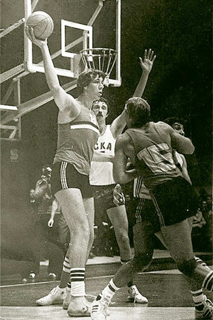 
Самый высокий советский баскетболист. Его полный рост почти 2 с половиной метров, если быть точными 245 сантиметров. Сизоненко имел сразу два титула — самый высокий человек на планете и самый высокий баскетболист. За свою жизнь Александр сыграл не только на баскетбольных площадках страны, но и на кинематографической, снялся в кинофильме «Храбрый портняжка». Там он исполнил роль великана.