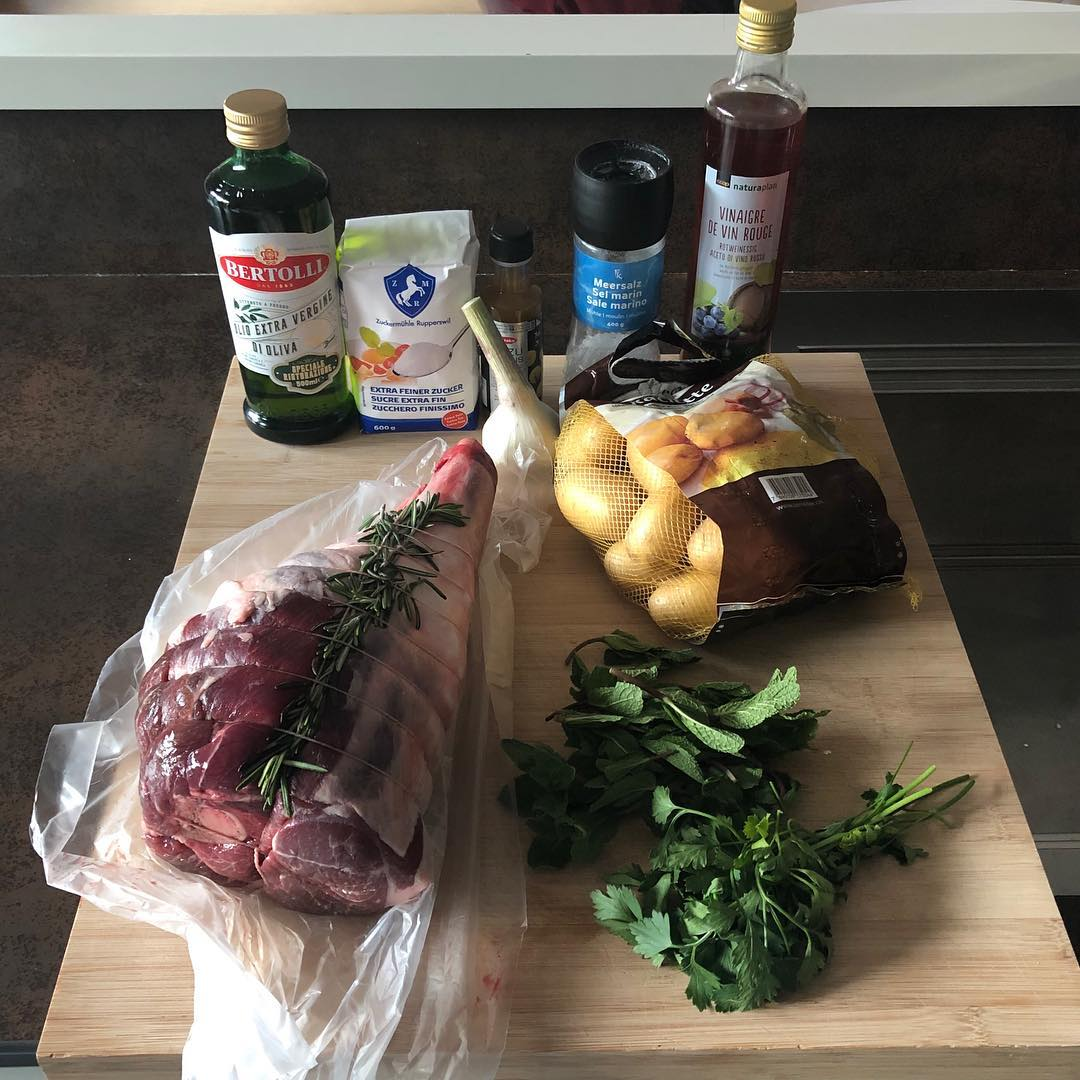 Нога ягненка, картофель, оливковое масло, соль-перец, петрушка, розмарин, чеснок, сок лимона