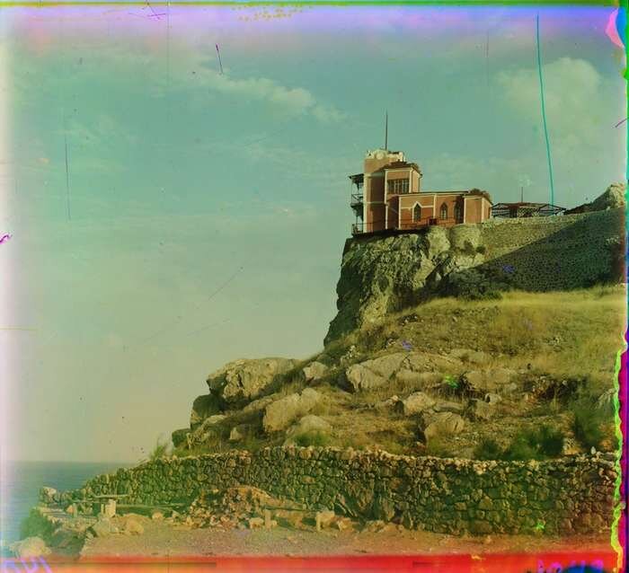 Снимок сделан предположительно в 1904 году и тогда замок имел совсем не тот вид, который нам всем хорошо известен.