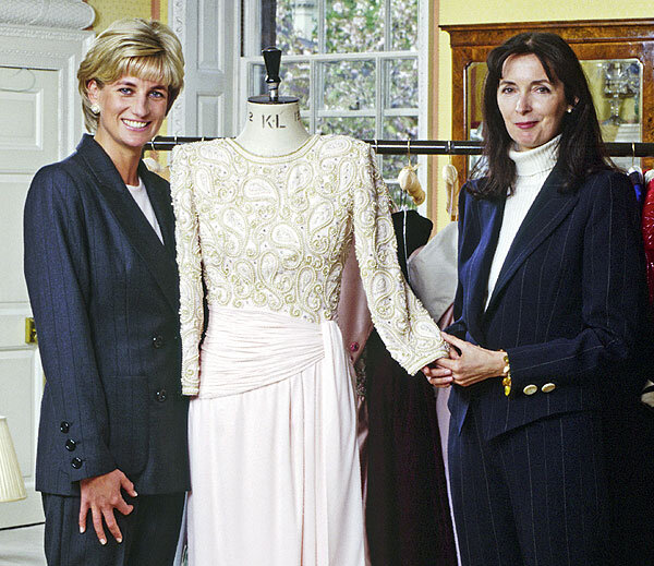 Диана, Принцесса Уэльская, мелькала в бесконечных платьицах и костюмчиках Кэтрин Уокер (на фото) и Аманды Уэйкли. 