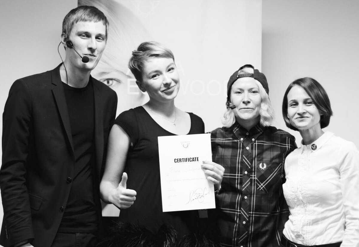 Юлия Гладышева на обучении сложным техникам стрижек