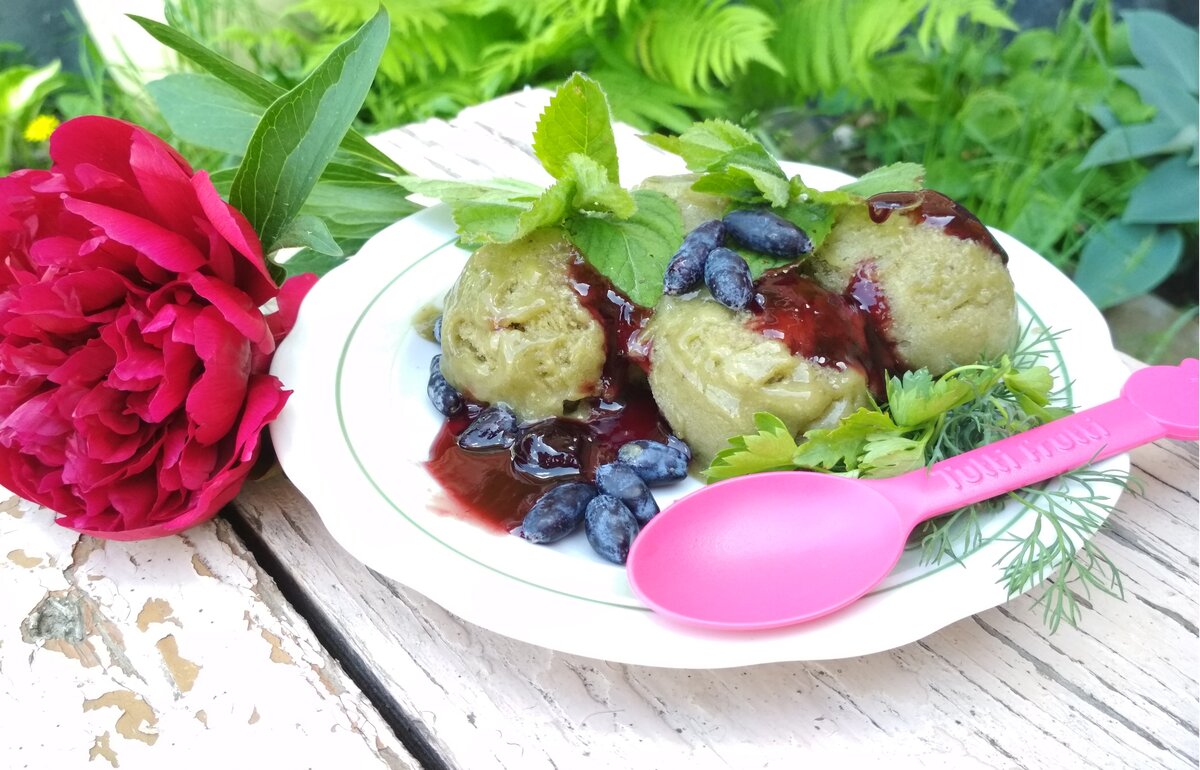 Вкусное домашнее мороженое со сливовым сиропом и ягодами жимолости