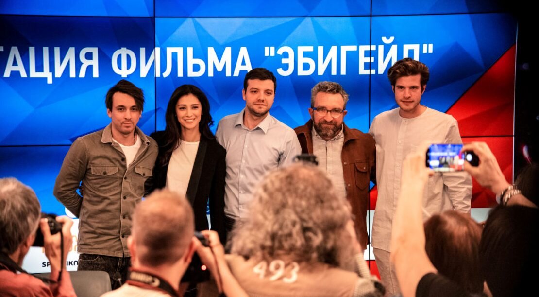 Режиссер и актеры фильма "Эбигейл"