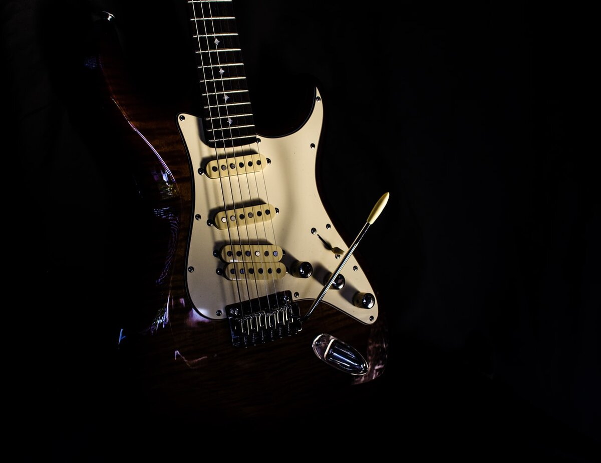 Рок гитара слушать. Гитара Stratocaster Эстетика. Электрогитара Whammy Guitar черная. Stratocaster Floyd Rose. David Gilmour Stratocaster.